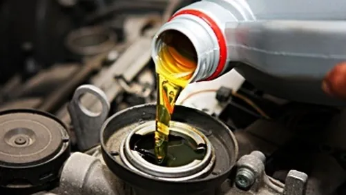 Serviço de troca de óleo automotivo